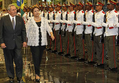 Chủ tịch Cuba Raul castro và người đồng cấp Brazil Dilma Rousseff.